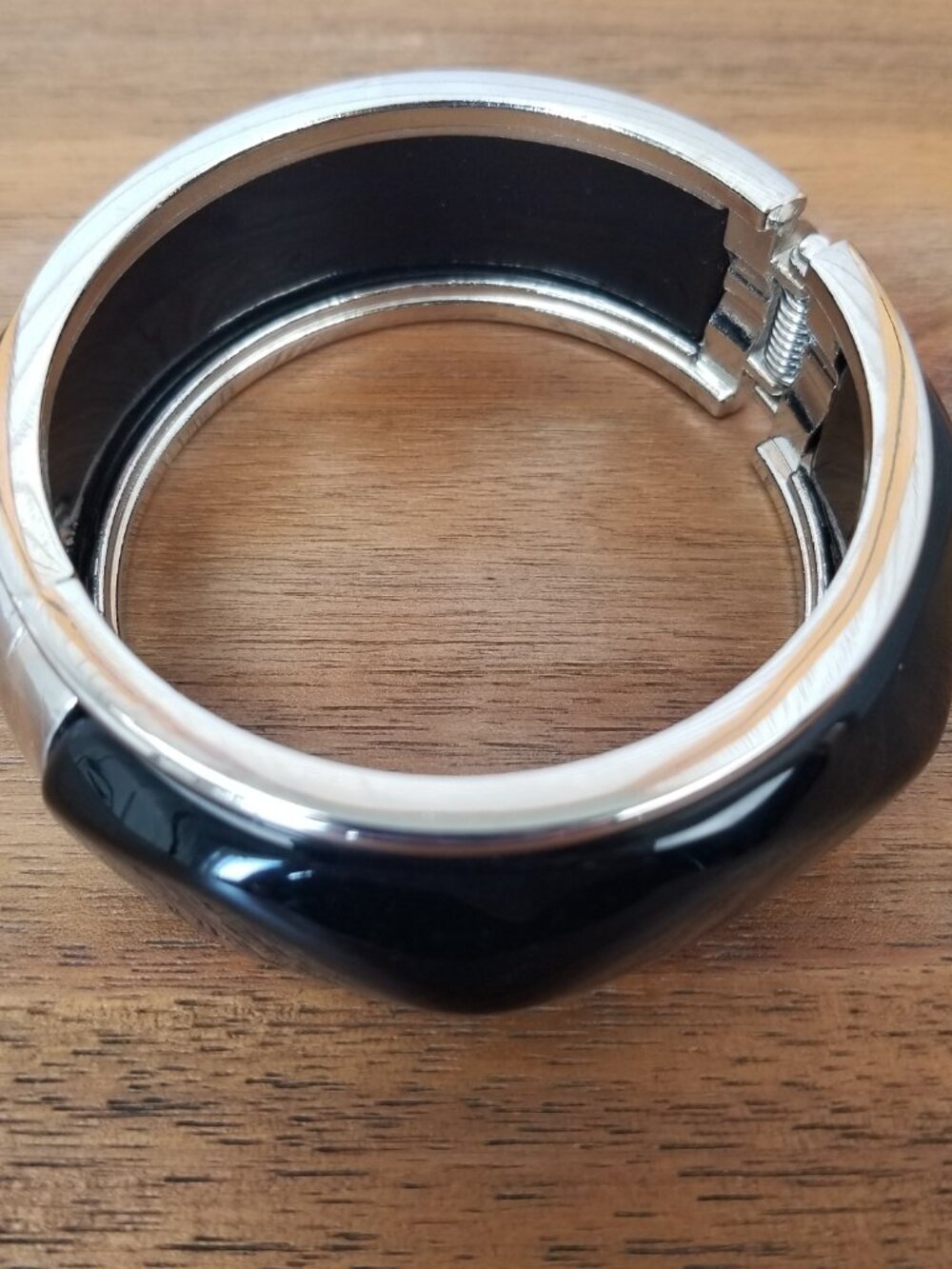 Chunky Black Resin Hinged Bangle Bracelet Silver Trim Wavy Faceted Retro Style